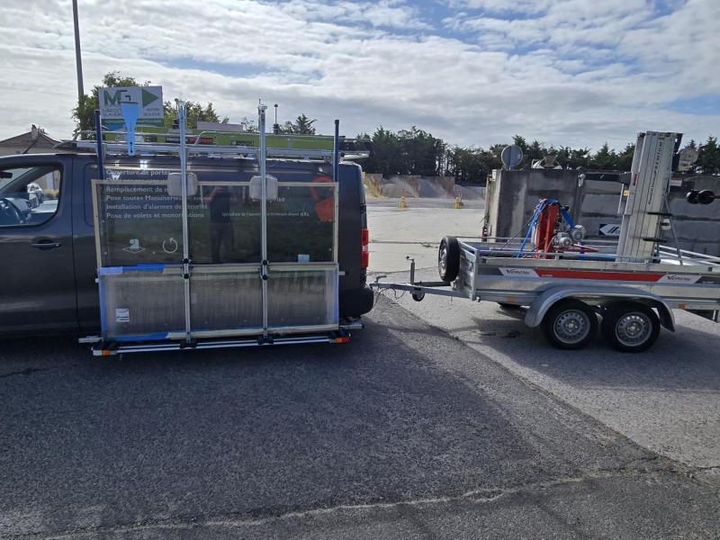 Pose dune vitrine pour une entreprise  Cabourg