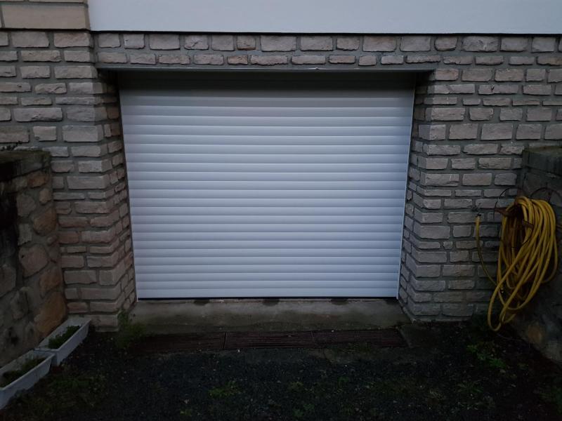 Pose d’une porte de garage à enroulement à Ifs